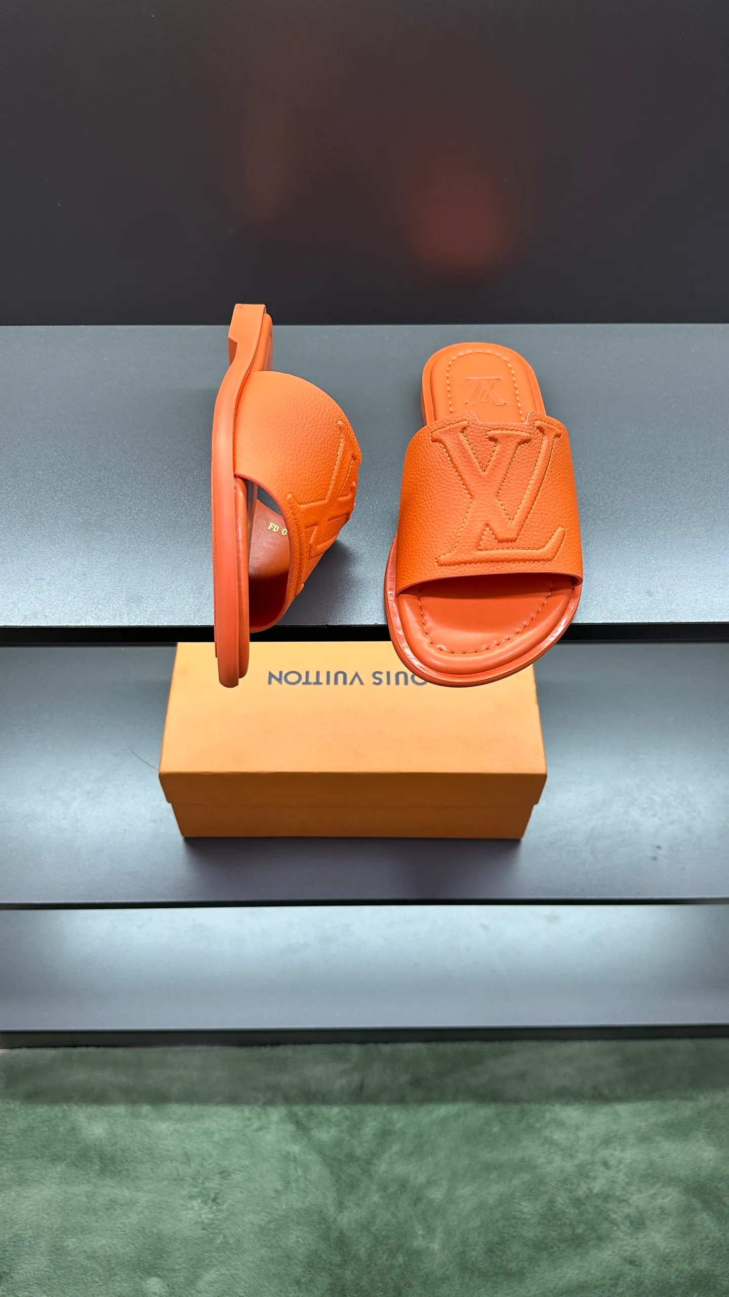 P280 🔍Top purchasing agent LV men's spring and summer slippers counter synchronized. The uppers are made of cowhide fabric imported from Italy, with logo graphics and high-quality craftsmanship. The soles are: original soles specially provided by the original factory. Exclusive molded soles are super comfortable. Original factory follow-up orders. 🔍🔍High quality. You can enter and exit the counter at will. Welcome to compare. Size 38-45